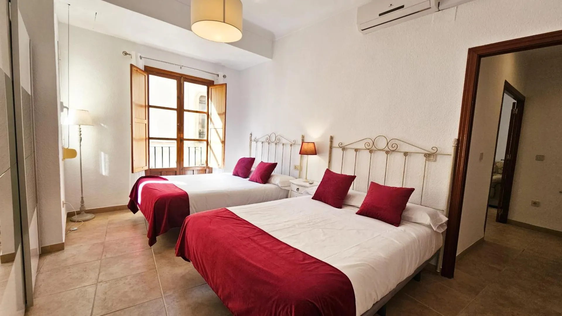 Alorena Con Balcones Al Real location